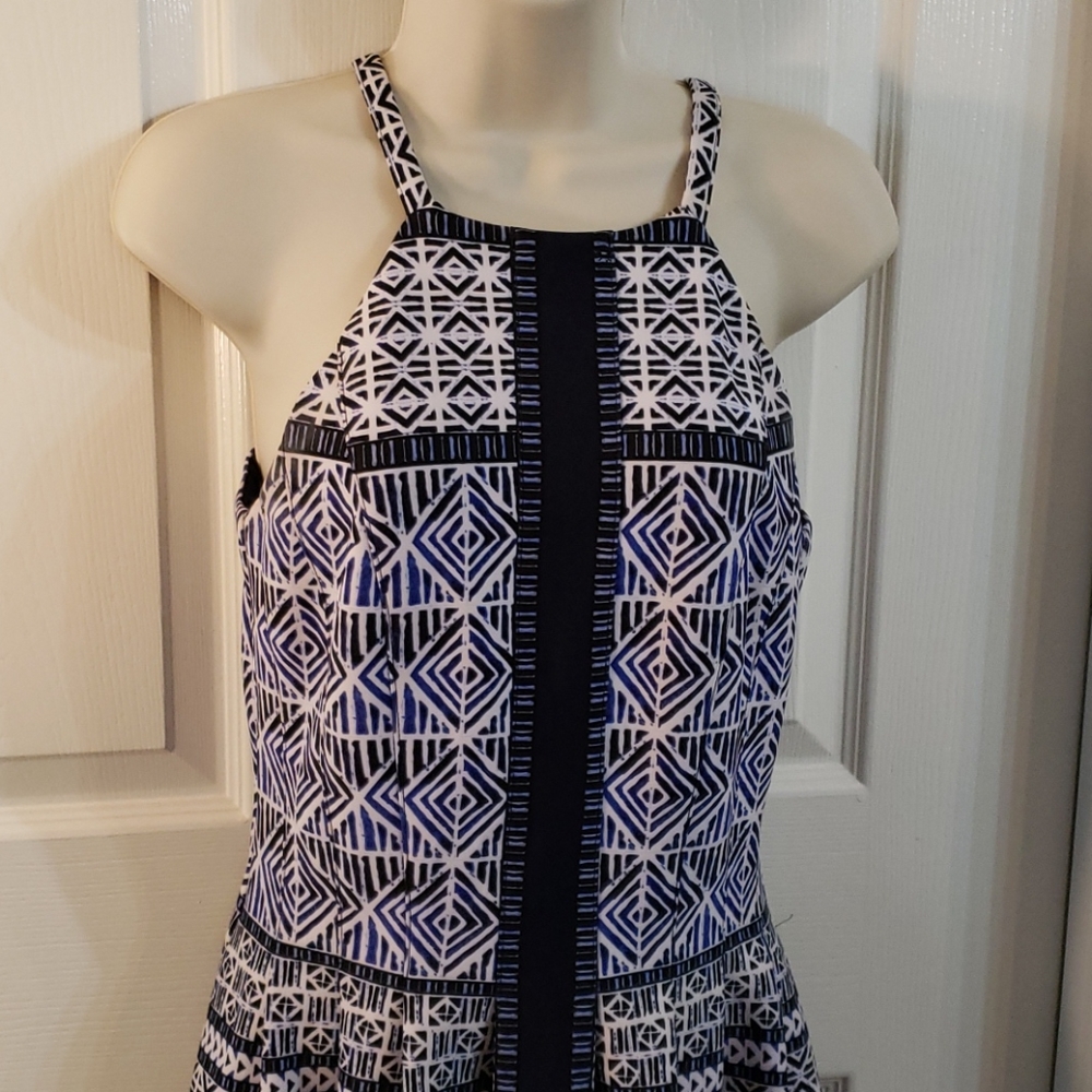 VINCE CAMUTO DRESS - Picture 2 of 9